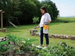 Hozelock Pulsar Plus Pressure Sprayer -Hozelock HOZ4310 INUSE1