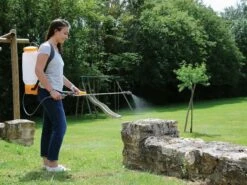 Hozelock Pulsar Plus Comfort Knapsack Sprayer -Hozelock HOZ4712B INUSE1