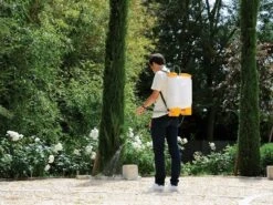 Hozelock Pulsar Plus Comfort Knapsack Sprayer -Hozelock HOZ4716B INUSE1