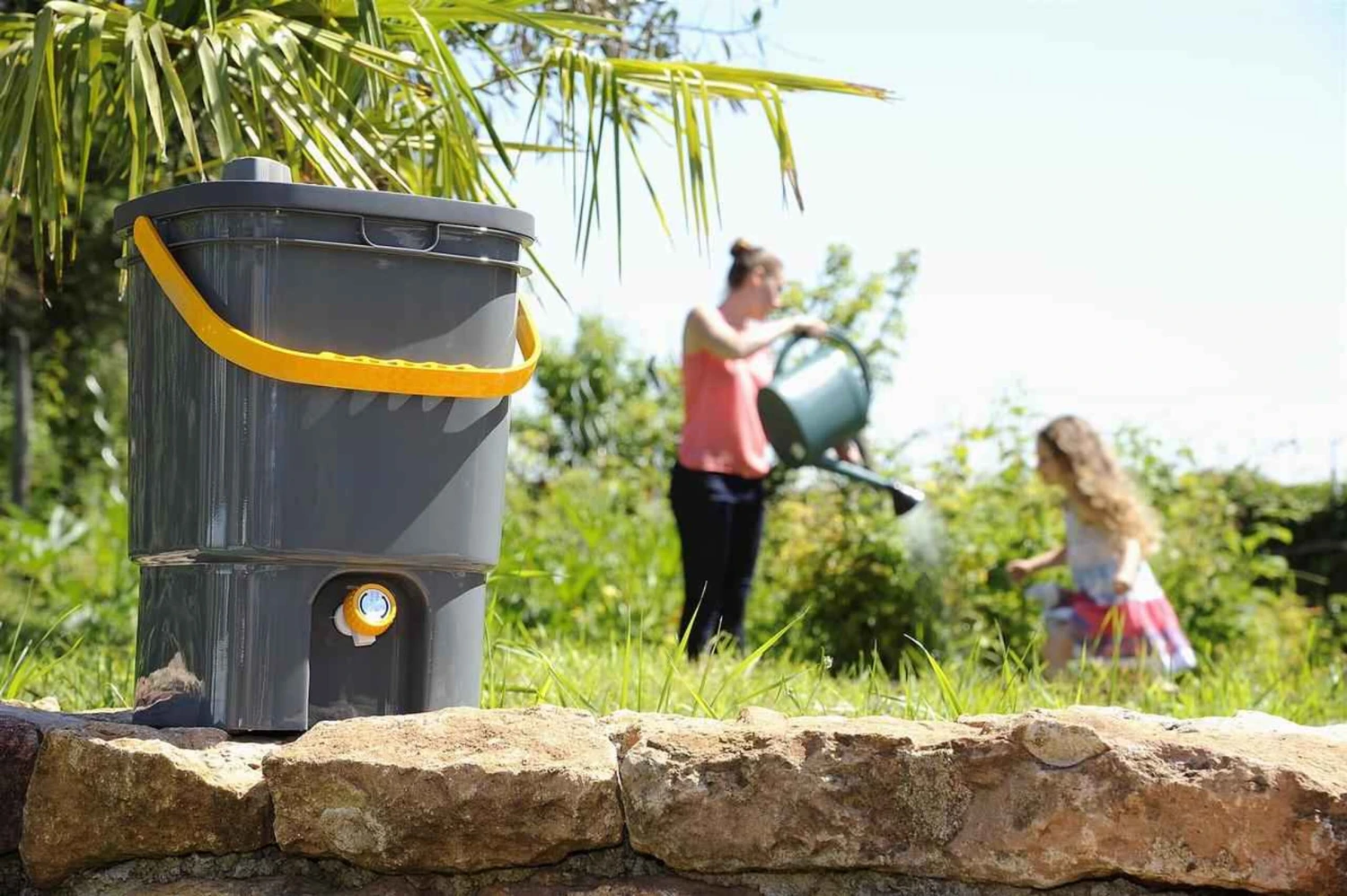 Hozelock 2028 Hozelock BioMix Tank Natural Gardening Composter Homemade Fertiliser W/ Tap, 19L 2 Hozelock 2028 Hozelock BioMix Tank Natural Gardening Composter Homemade Fertiliser W/ Tap, 19L - Image 2