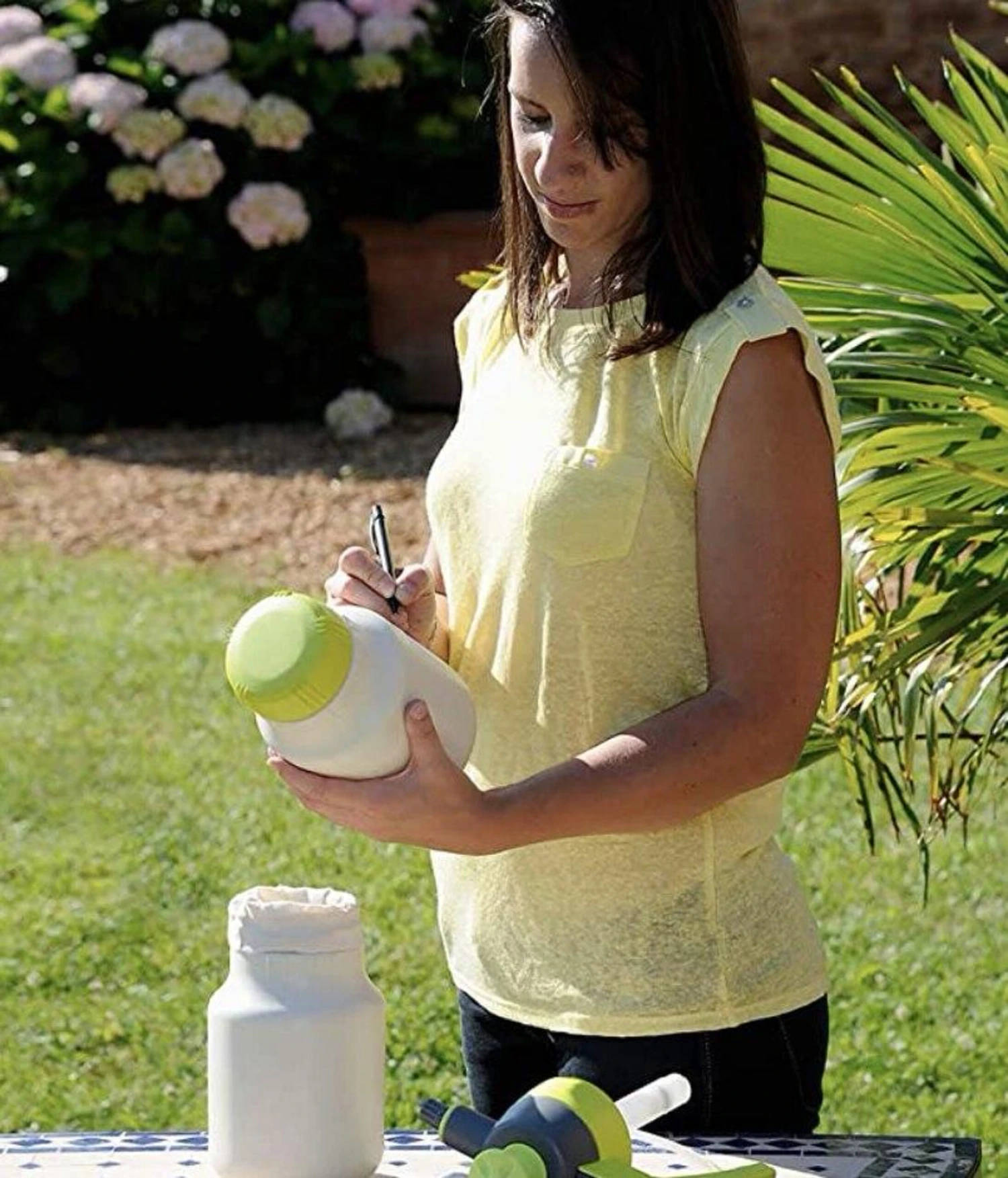 Hozelock 4204 Pure Kit Natural Gardening, Yellow & Grey, 7L 2 Hozelock 4204 Pure Kit Natural Gardening, Yellow & Grey, 7L - Image 2